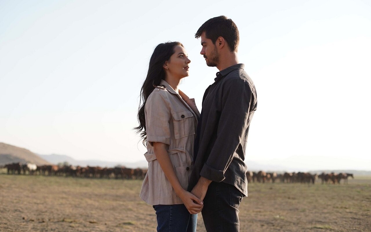 Гюльсим Али Ильхан и Берк Атан в сериале «Гора сердца / Gönül Dağı» (2021)