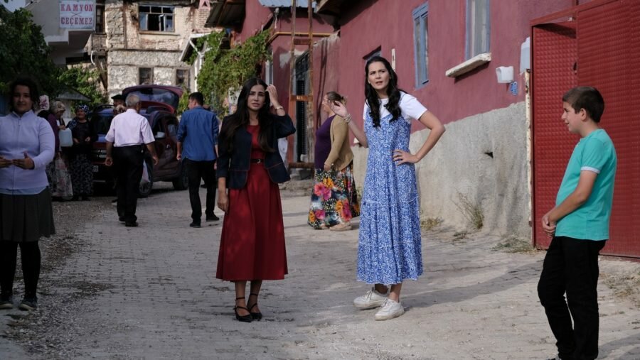 Кадр из турецкого сериала «Гора сердца / Боль в моем сердце / Gönül Dağı» (2021)