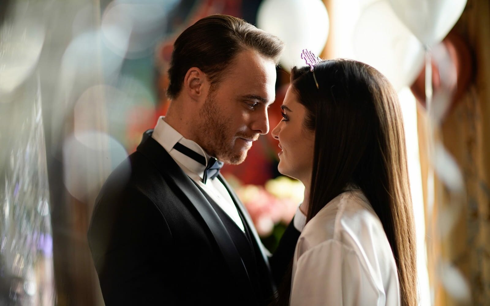 Керем Бюрсин и Ханде Ерчел в сериале «Постучись в мою дверь / Sen Çal Kapımı» (2021)