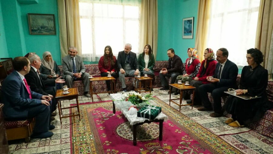 Кадр из сериала «Гора сердца / Gönül Dağı» (2021)
