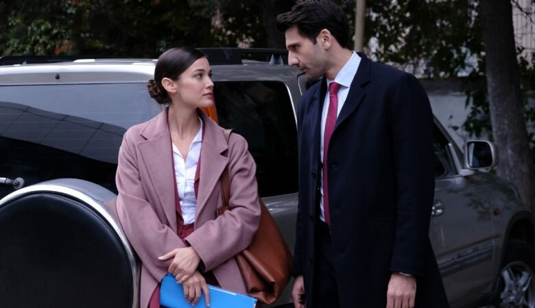 Пынар Дениз (Pınar Deniz) и Каан Урганджыоглу (Kaan Urgancıoğlu) в сериале «Приговор / Осуждение / Правосудие / Судебный процесс / Yargı» (2021)