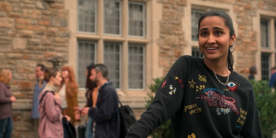 Амрит Каур (Amrit Kaur) в сериале «Сексуальная жизнь студенток / The Sex Lives of College Girls» (2021)