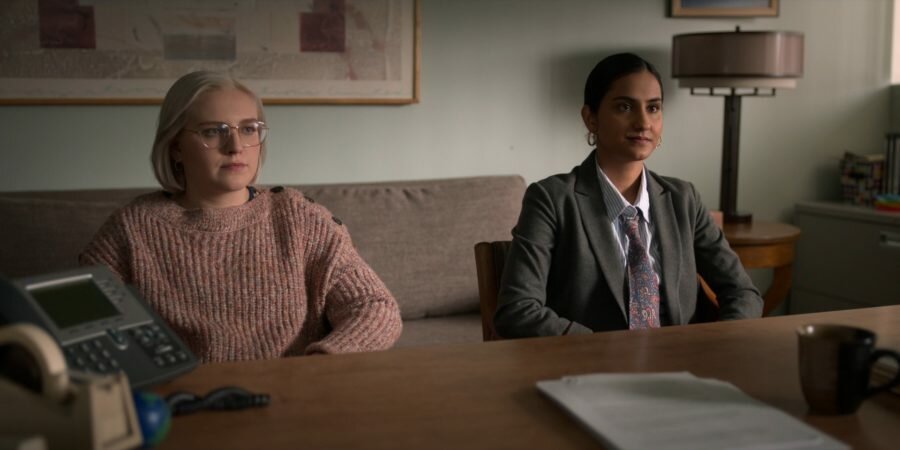 Полин Шаламе (Pauline Chalamet) и Амрит Каур (Amrit Kaur) в сериале «Сексуальная жизнь студенток / The Sex Lives of College Girls» (2021)