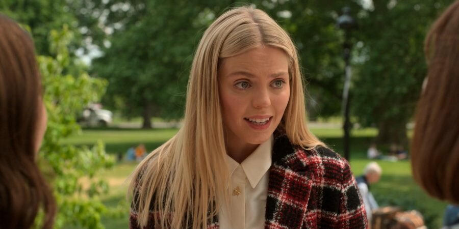 Рене Рапп (Reneé Rapp) в сериале «Сексуальная жизнь студенток / The Sex Lives of College Girls» (2021)