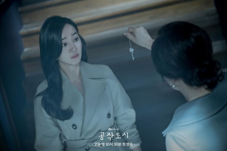 Су-Э (Soo-Ae, 수애) в дораме «Город павлинов / Искусственный город / Artificial City / Peacock City / 공작도시» (2021-2022)