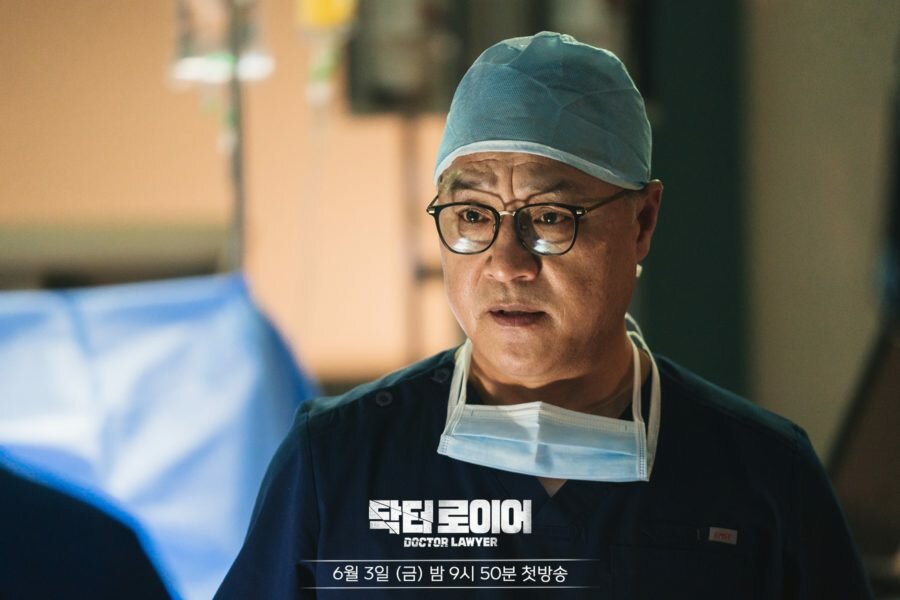 Кадр из дорамы «Доктор-адвокат / Doctor Lawyer / 닥터로이어» (2022)