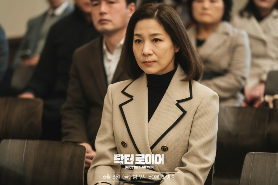 Кадр из дорамы «Доктор-адвокат / Doctor Lawyer / 닥터로이어» (2022)