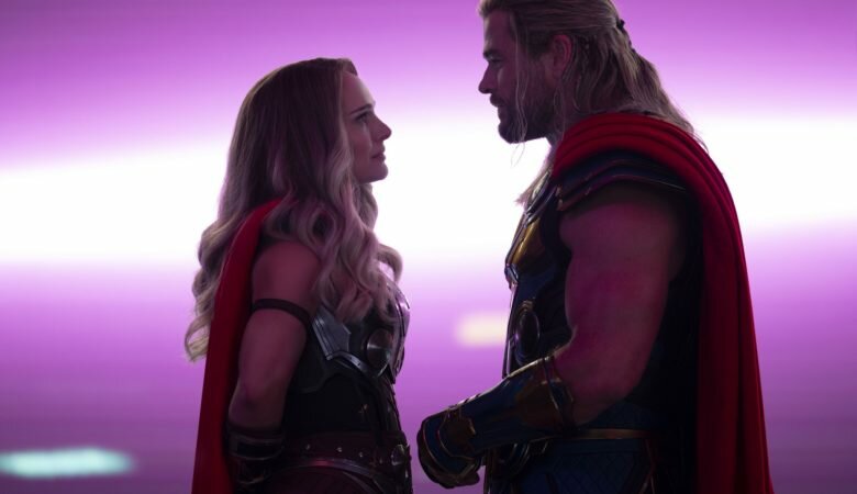 Натали Портман (Natalie Portman) и Крис Хемсворт (Chris Hemsworth) в фильме «Тор: Любовь и гром / Thor: Love and Thunder» (2022)