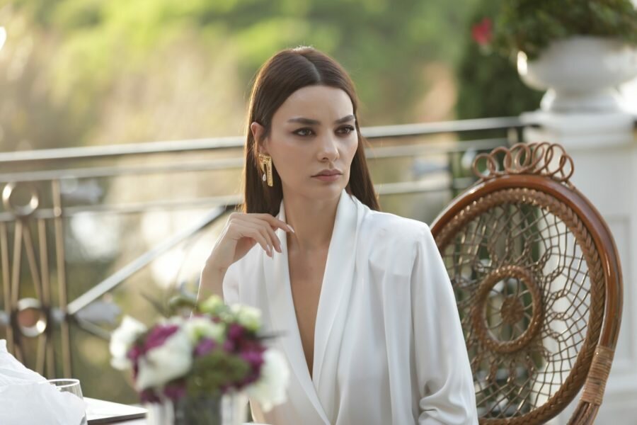 Хазал Филиз Кючюккёсе (Hazal Filiz Küçükköse) в сериале «Сказка феи / Bir Peri Masalı» (2022)