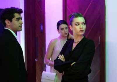 Мерт Рамазан Демир (Mert Ramazan Demir), Буче Бусе Кахраман (Buçe Buse Kahraman) и Афра Сарачоглу (Afra Saraçoğlu) в сериале «Зимородок / Yalı Çapkını» (2022)