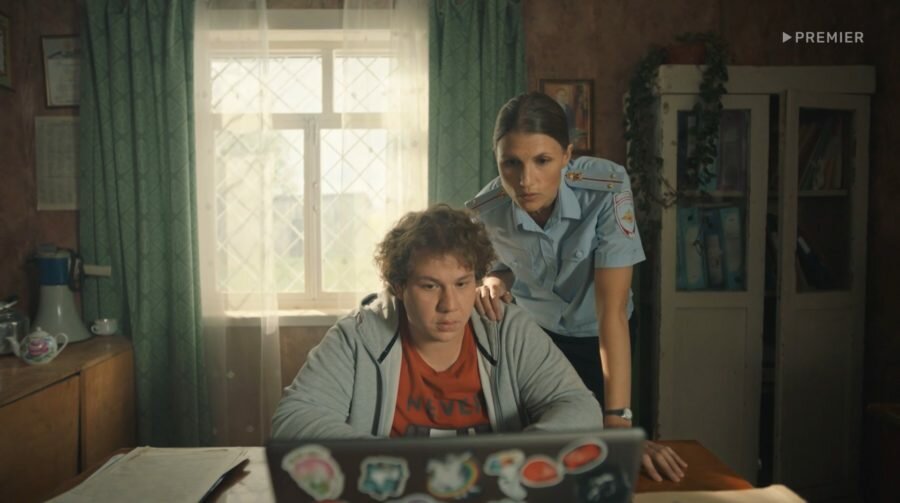 Павел Комаров и Марьяна Спивак в 3 сезоне сериала «Жуки» (2022)