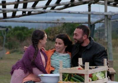 Ханде Сорал (Hande Soral), Илайда Алишан (İlayda Alişan) и Гёркем Севиндик (Görkem Sevindik) в сериале «Жар-птицы / Огненные птицы / Ateş Kuşları» (2023)