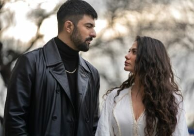 Энгин Акюрек (Engin Akyürek) и Демет Оздемир (Demet Özdemir) в сериале «Меня зовут Фарах / Adım Farah» (2023)