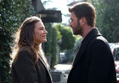 Серенай Сарыкая (Serenay Sarıkaya) и Кыванч Татлытуг (Kıvanç Tatlıtuğ) в сериале «Семья / Aile» (2023)